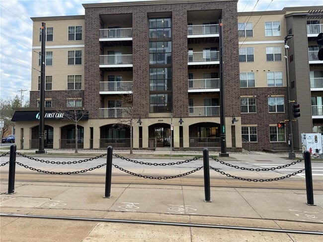 Building Photo - 2900 University Ave SE Unit 402