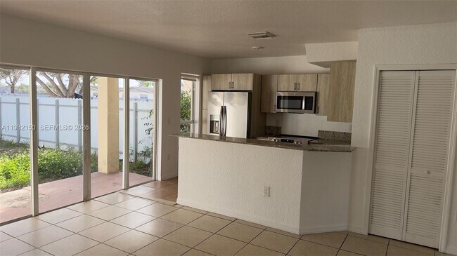 Photo - 689 NW 6th St