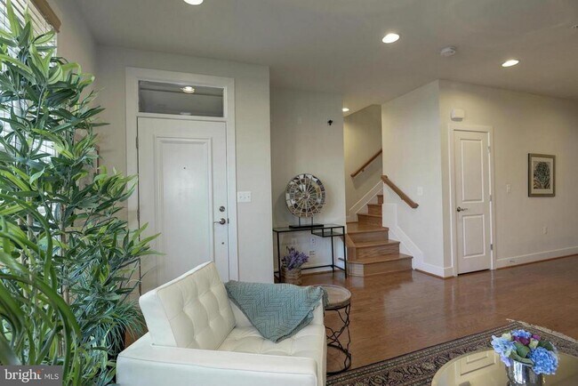 Photo - 2009 Richmond Hwy Unidad 101