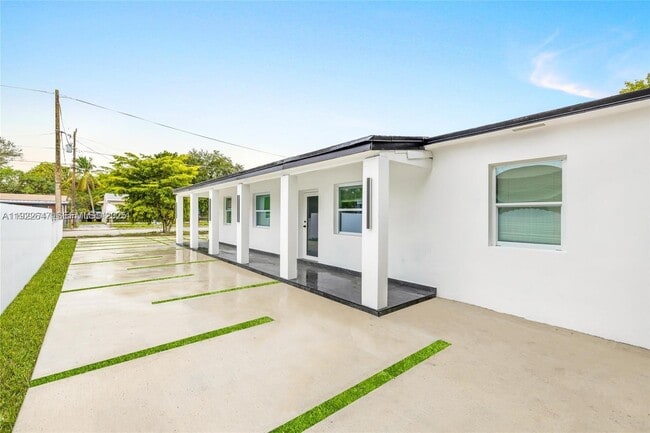 Building Photo - 5509 NW 5th Ct Unit 5511