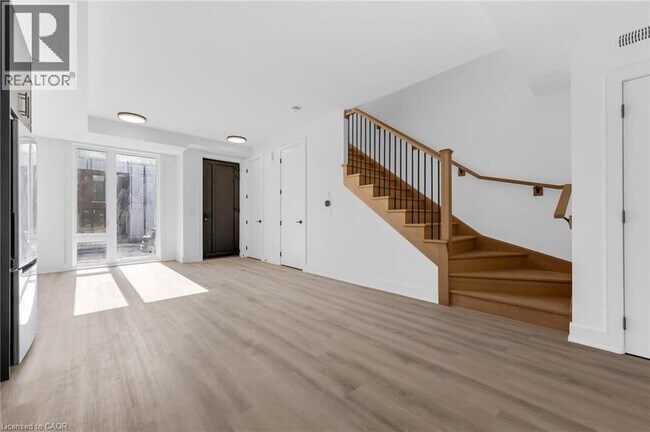 Photo - 88 EVERETT Cmn