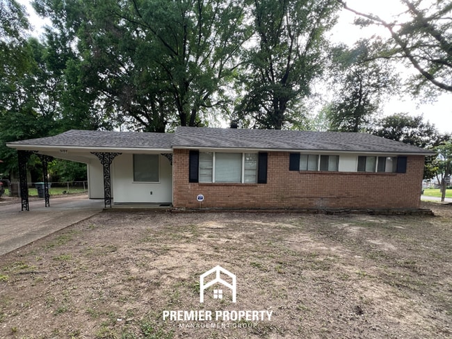 Building Photo - Spacious 3BR/2BA Home with Den & Living Room | Brick Fireplace & Large Yard