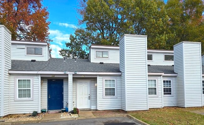 Building Photo - UPDATED 2BED/1BATH TOWNHOME IN TOWN CENTER...