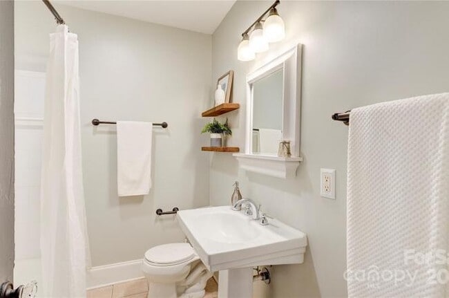 Photo - 2304 Laburnum Ave