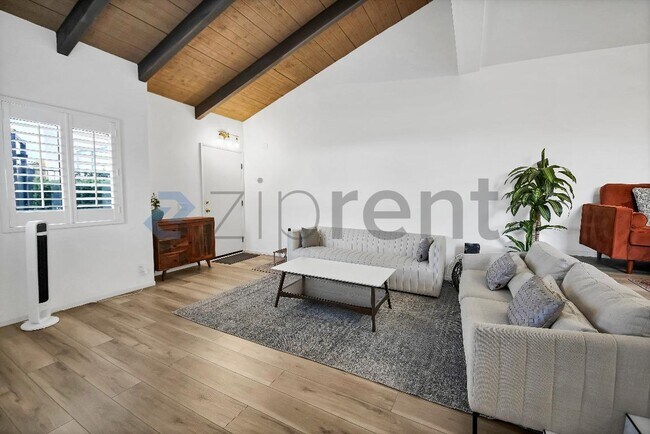 Photo - 10444 Canoga Ave