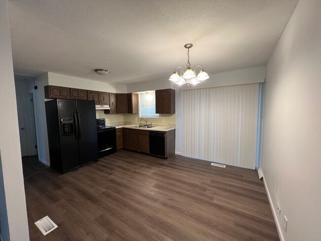 Kitchen - 3710 Elmcrest Ln