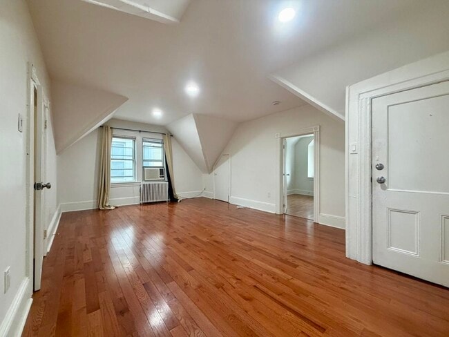Building Photo - 14 E 42nd St Unit 3