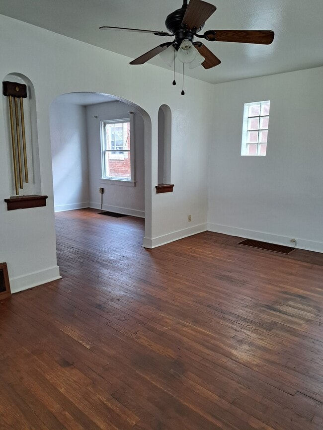 Photo - 1922 Victoria Ave