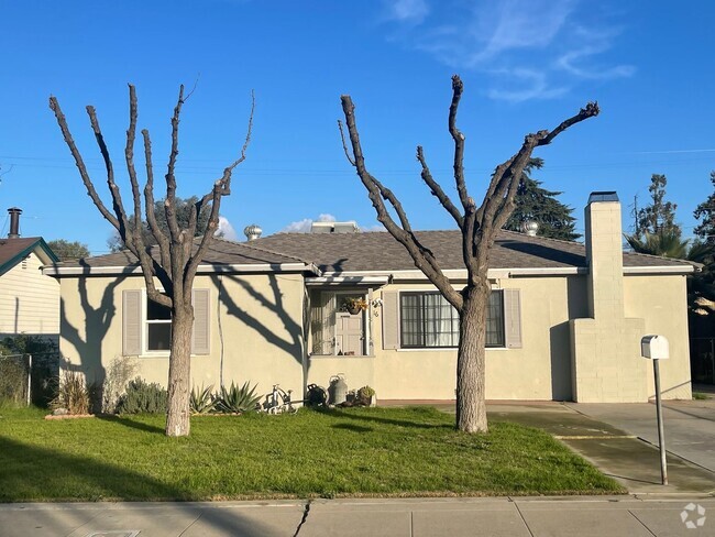 Building Photo - Nice home for rent in Visalia with a pool