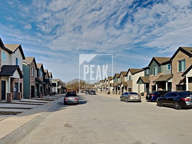 Photo - $1599! 3 Bed/2.5 Bath Townhome with a FRIDGE PROVIDED!