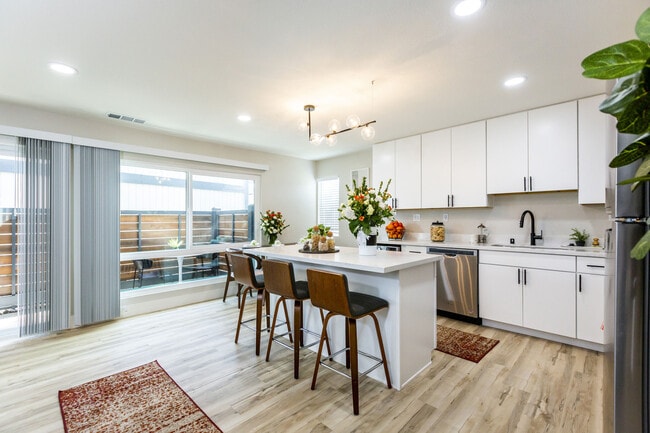 Cocina con iluminación natural - Westlake Apartments