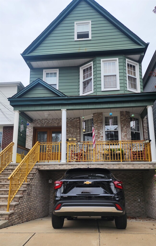 Building Photo - 79 Humphrey Ave Unit 2