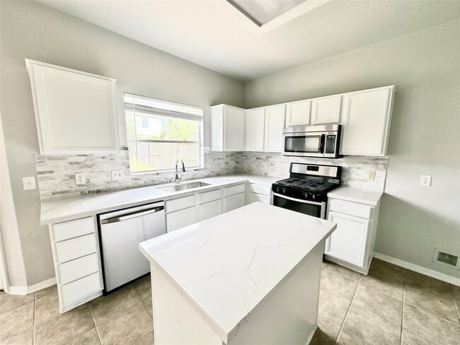 Building Photo - 15410 Fir Woods Ln