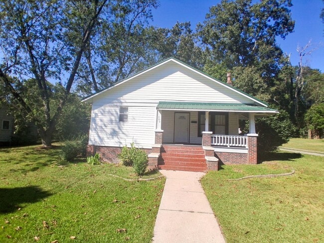Building Photo - Charming 3 Bedroom, 2 Bath Home with Garag...