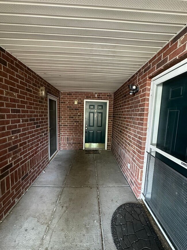 Building Photo - Amazing Ground Level 2 Bedroom! Unit A2