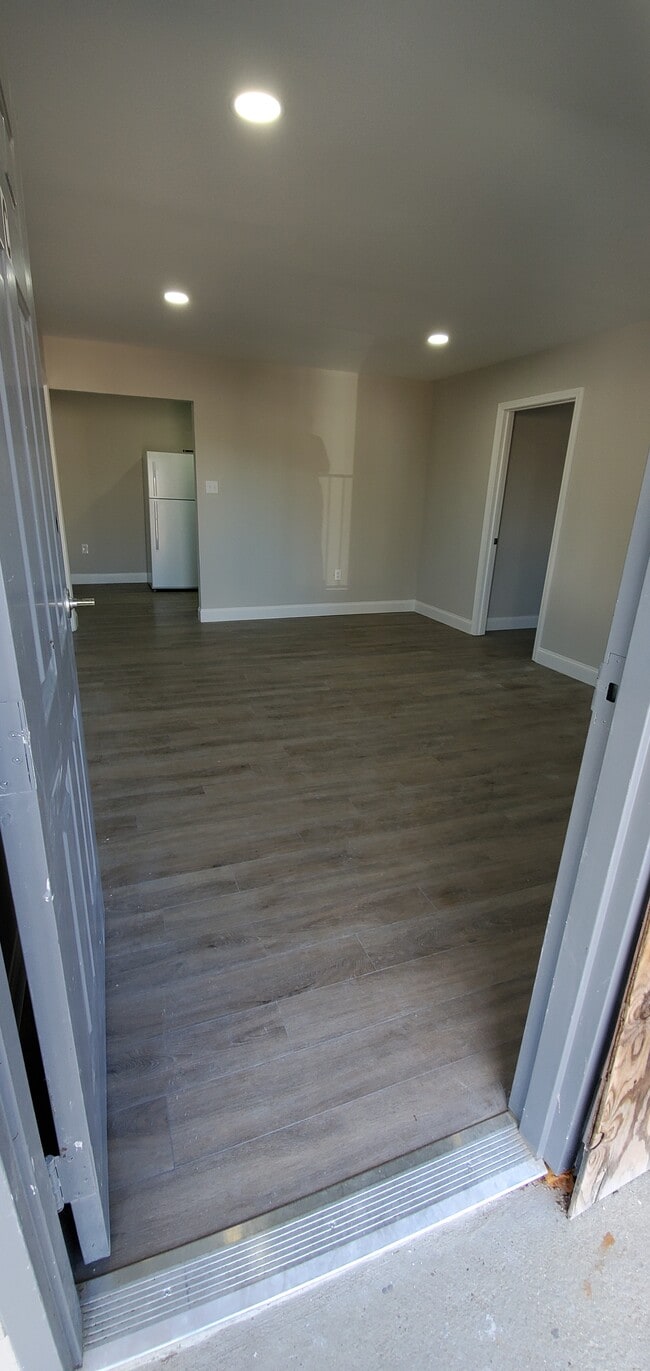 Entry - 8552 Rush Ave