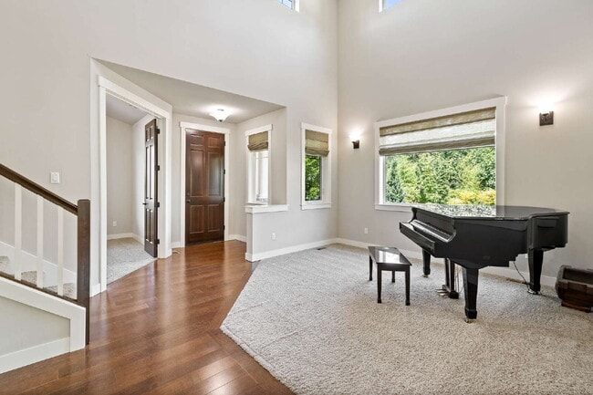 **Stunning Luxury Home in Desirable Mukilteo for RENT!** Available August 25th for MOVE IN