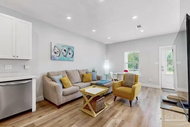 Photo - 321 N De Villiers St