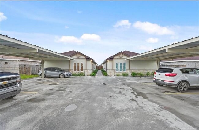 Building Photo - 908 W La Pointe Ave Unit 3