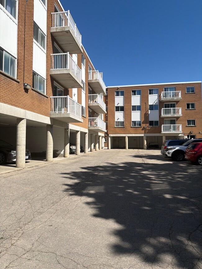 Building Photo - UPDATED ONE BEDROOM APARTMENT ON REGINA ST. N Unit G10