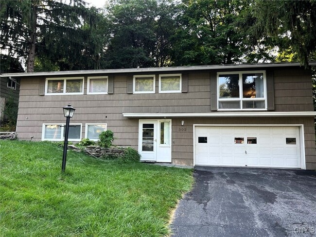 Building Photo - 302 Oakridge Dr Rental
