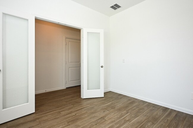 Photo - 23526 Wrexham St