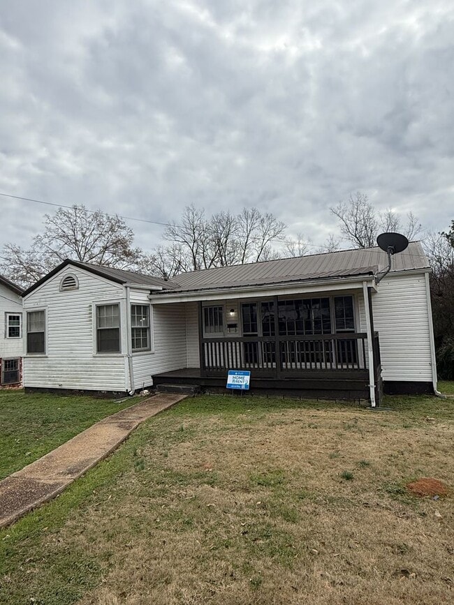Building Photo - MUST SEE!!  2 Bedroom, 1 Bath  Home in Talladega!
