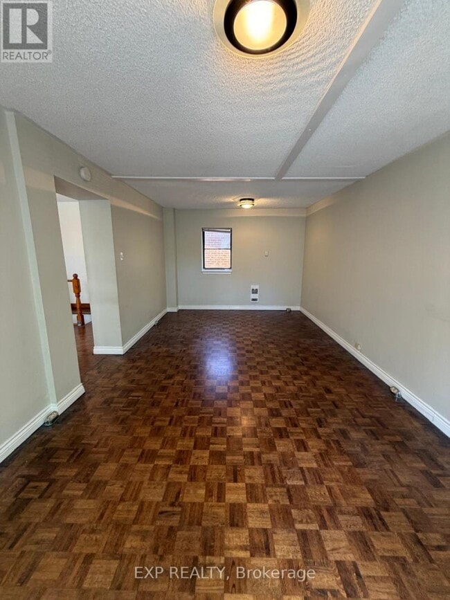 Photo - 677 Durie St