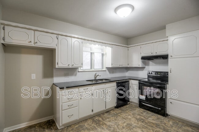 Photo - 807 N Piute Ave