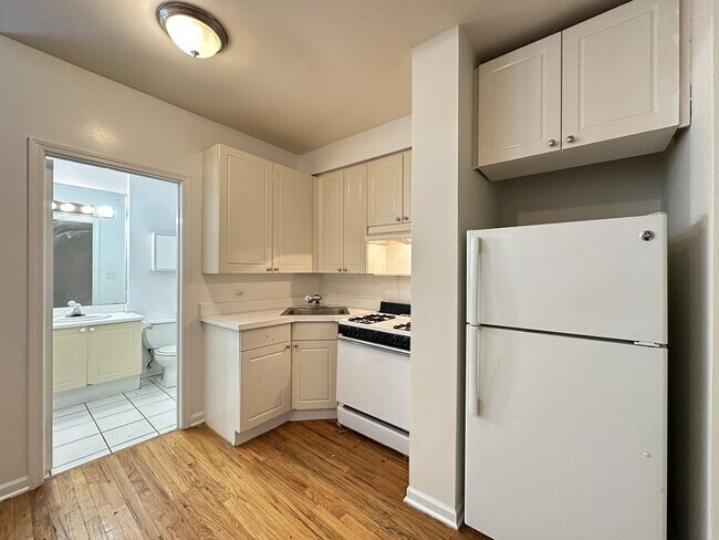Photo - 909 W Dakin St Unit 011