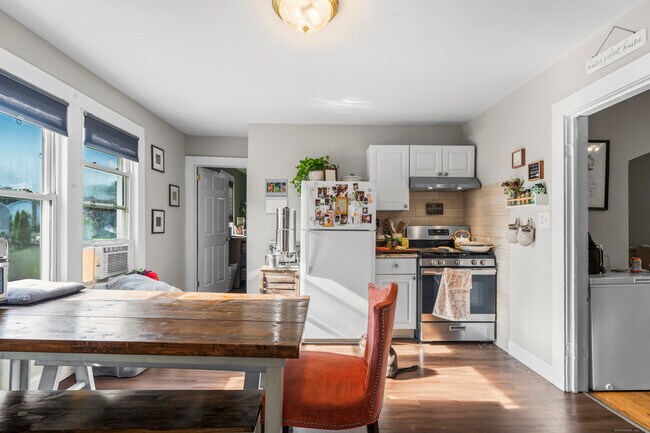 Photo - 383 Davis St