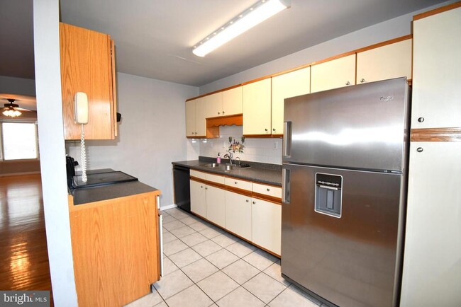 8 W Monmouth St