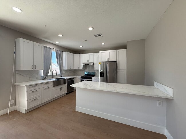 Photo - Lancaster Remodeled 3 bedroom - Available Now! Unidad 1786