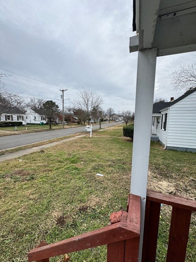 Photo - 3 bed house in Church Hill! Enjoy big yard, great location, hardwoods, central Ac, and laundry!