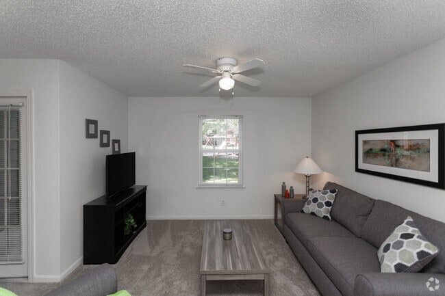 2BR, 2BA - Buckingham - 902 SF