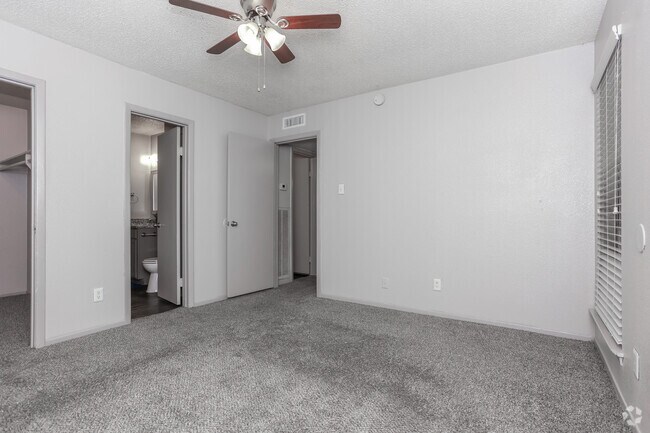 2 habitaciones, 1,5 baños, 888 pies cuadrados, dormitorio principal - Riverbend Apartments