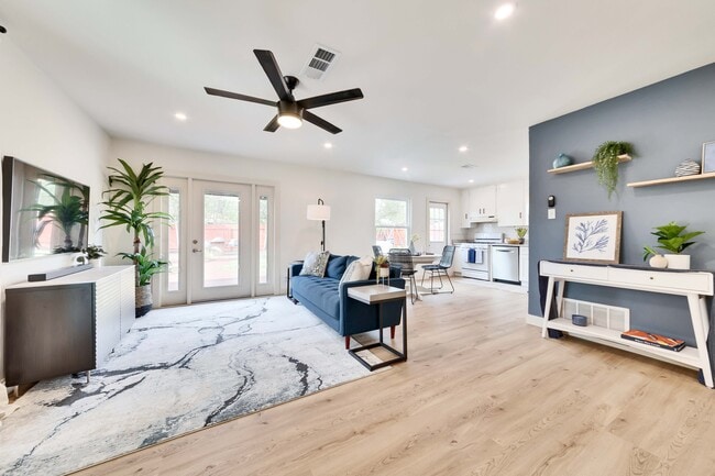 Habitación principal fotografiada con muebles - 2102 Bristol Dr