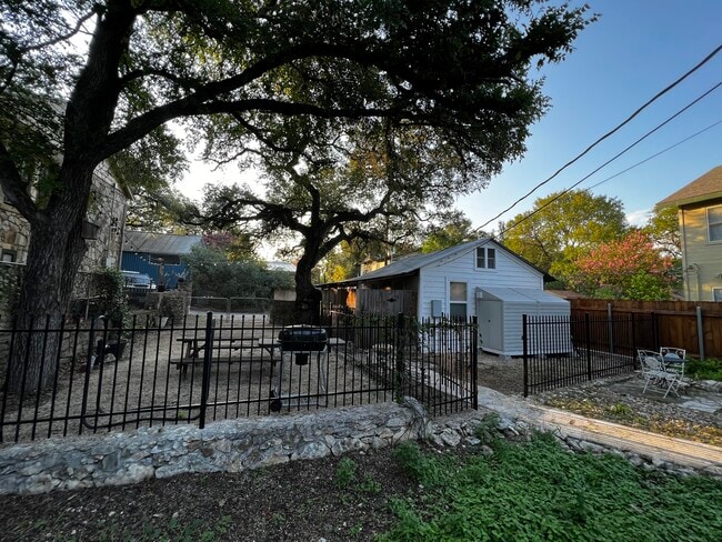Building Photo - 610 Cliff Dr Unit Zilker Tiny Home -  B