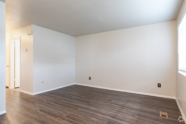 2BR, 2BA - 780SF