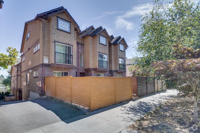 Building Photo - Charming Seattle Townhome with Garage Avai...