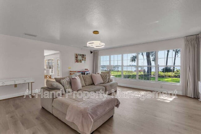 606 N Shore Dr