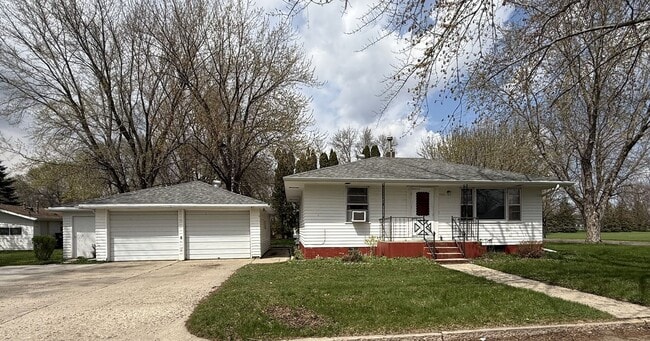 Building Photo - Cozy Home with Double Stall Garage