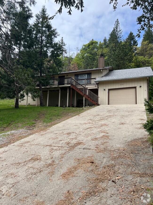Building Photo - Three Bedroom Pioneer Home