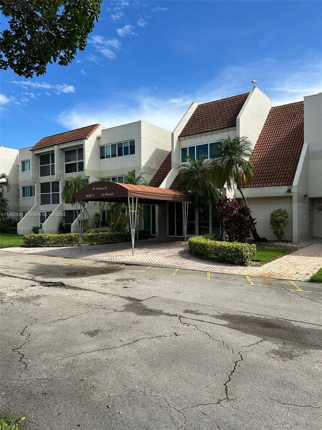 Building Photo - 100 Lakeview Dr Unit 207