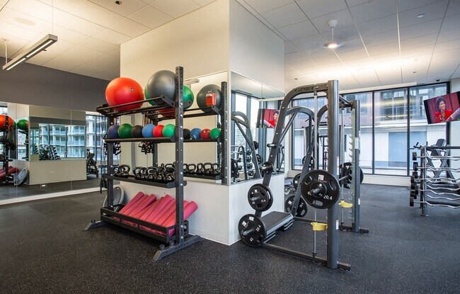 Photo - 200 W Superior St Unidad 2706B