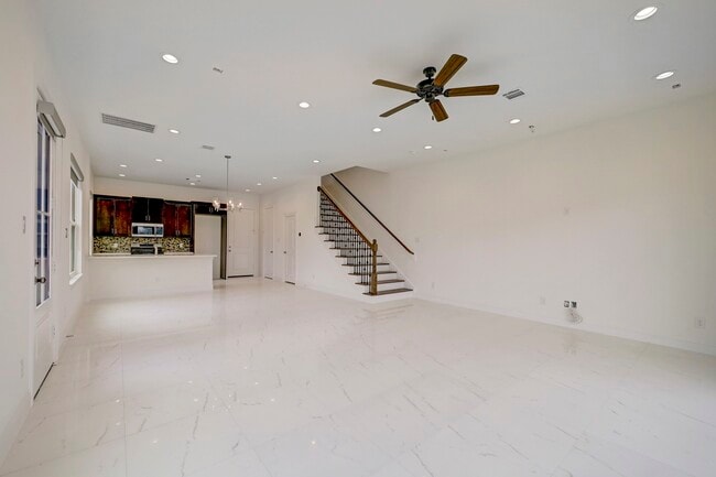 Photo - 2133 Naomi St