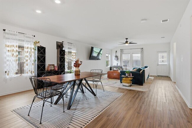 Photo - 129 Esparza Dr