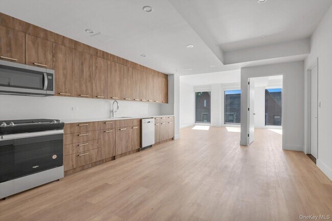 Photo - 108 Middle Neck Rd