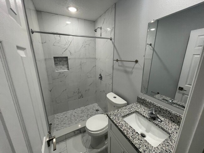 Photo - 1806 Bay St