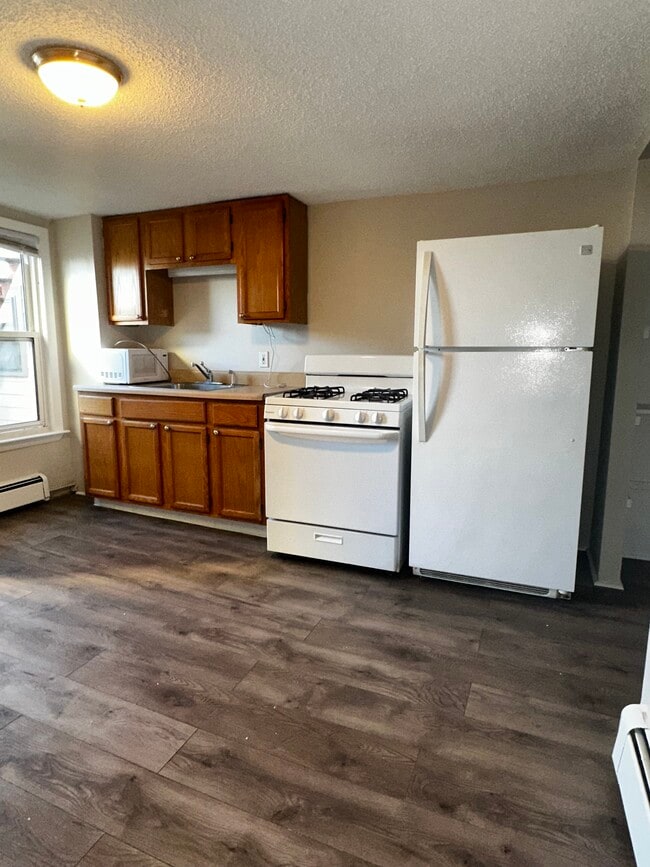 Oversized Kitchen! - 139 Princeton St Unit 2